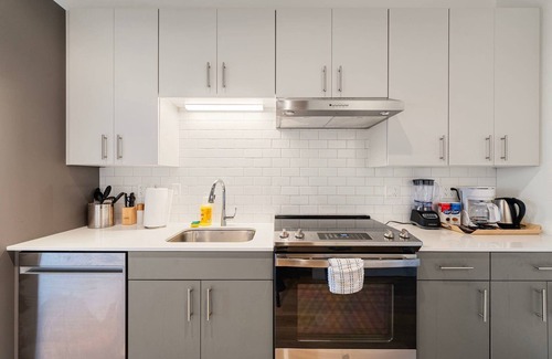 River North Hotel | Bright 4BR Apartment Near Lincoln Park Zoo