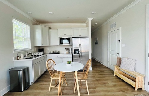 Waldorf Apartamento | Bright, Airy & Modern 1BR with King Bed & Free Parking