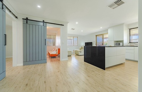 Waikiki Casa | Bright Airy Retreat with Garden