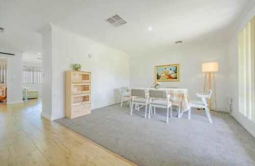 Waikiki Casa | Bright Airy Retreat with Garden