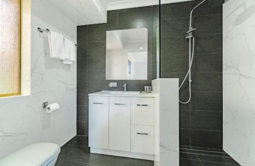 Waikiki Casa | Bright Airy Retreat with Garden