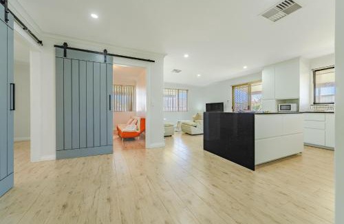 Waikiki Casa | Bright Airy Retreat with Garden
