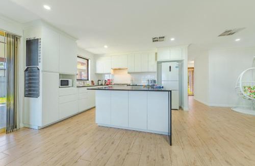 Waikiki Casa | Bright Airy Retreat with Garden