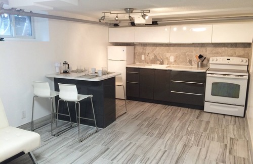 Queens Apartamento | Brillante, todo el nuevo semi sótano Apartamento