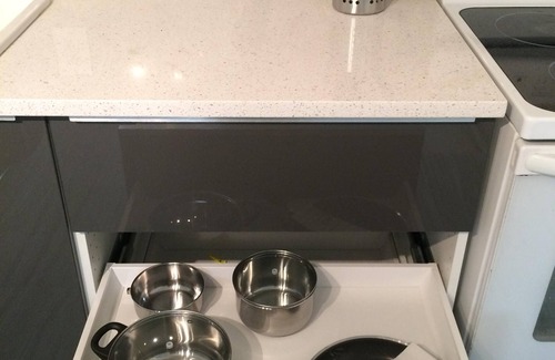 Queens Apartamento | Brillante, todo el nuevo semi sótano Apartamento