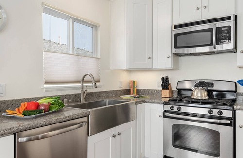 Milpas Casa | 1/2 cuadra de East Beach y corta caminata al centro.