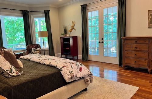 Jasper Cama Y Desayuno | Bright and colorful yet serene, the Amberwing Suite is named after The Eastern Amberwing dragonfly. Known for its distinctive amber colored wings, it is frequently spotted dancing along the shores of the property's 5-acre lake.