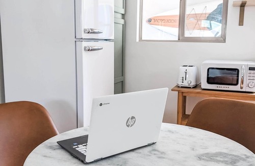 Peninsula Apartamento | Bright and Cozy Modern Studio, Steps from the Beach.
