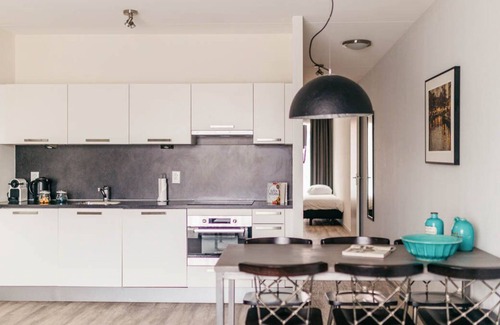Haarlemmerbuurt Apartamento | Luminoso y moderno apartamento de dos habitaciones con vista al canal. Wi-Fi gratis