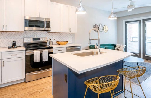 Plaza Midwood Apartamento | Bright and Pretty 1BR with Pool & Gym