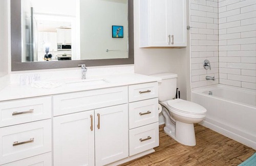 Plaza Midwood Apartamento | Bright and Pretty 1BR with Pool & Gym