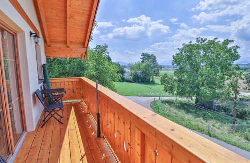 Saaldorf-Surheim Apartamento | Bright apartment- 5 persons, 53sqm, 2 bedrooms, balcony with mountain view