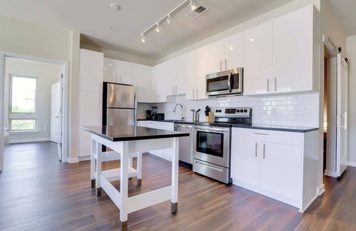Jefferson Manor Apartamento | Bright Apt W Den | Gym & Easy DC Access