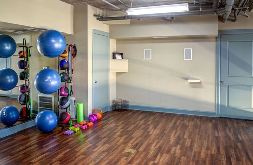 Barton Heights Apartamento | Bright Barton Springs 1BR w/ Gym, Pool & W/D, nr Zilker, by Blueground
