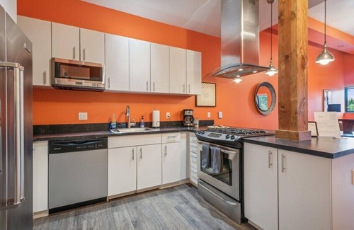 Belmont Hotel | Bright & Bold 2BR/2BA w/ Vaulted Ceilings + Laundry