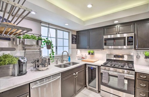 Burbank Apartamento | Bright Burbank Condo Less Than 2 Mi to Griffith Park!