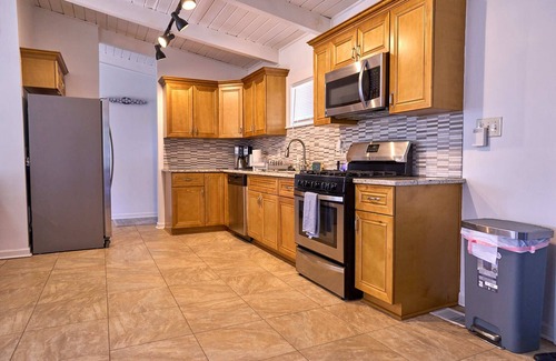 Buford Highway Casa | Bright & Comfy ~ 5 star Location~ Large Deck Oasis