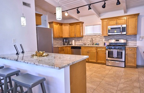 Buford Highway Casa | Bright & Comfy ~ 5 star Location~ Large Deck Oasis