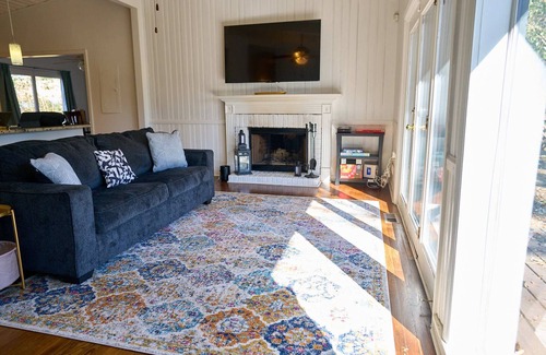 Buford Highway Casa | Bright & Comfy ~ 5 star Location~ Large Deck Oasis