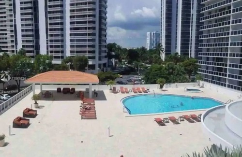 Aventura Apartamento | Bright Condominium in great South Florida location