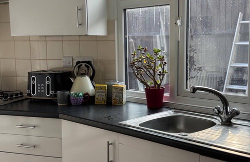 Feltham Casa | Bright & Cosy 2 bedroom house with great transport links- close to Heathrow