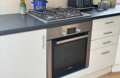 Feltham Casa | Bright & Cosy 2 bedroom house with great transport links- close to Heathrow