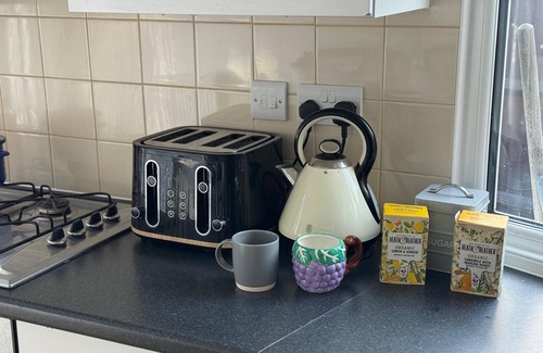 Feltham Casa | Bright & Cosy 2 bedroom house with great transport links- close to Heathrow