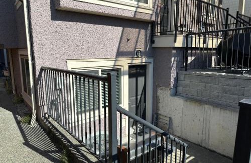 Fraserview Apartamento | Bright & Cozy 1B1B in Vancouver-close to YVR Airport & DT, Free Parking, Private Entrance,