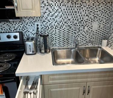 Fraserview Apartamento | Bright & Cozy 1B1B in Vancouver-close to YVR Airport & DT, Free Parking, Private Entrance,