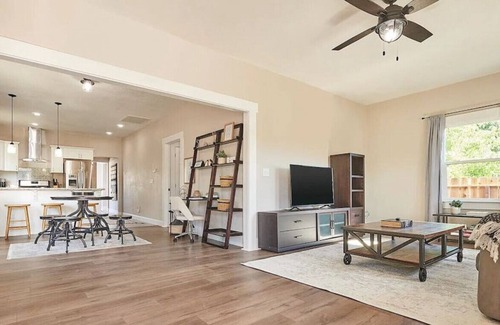 Tower District Casa | Bright & Cozy 2HOMES Best Tower District Location