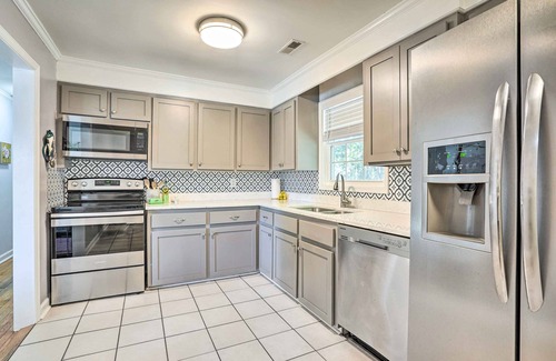 West Ashley Casa | Bright & Cozy Charleston Home Near Downtown!