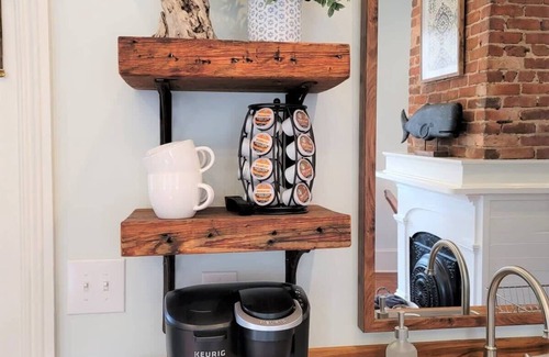 Old East Hill Apartamento | Bright & Cozy Historic Getaway | Suite 2 - 1st floor