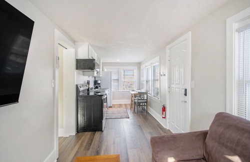 Kalamazoo Apartamento | Bright & Cozy Retreat Private Entrance, Pets Welcome, Near Downtown Kalamazoo!