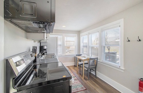 Kalamazoo Apartamento | Bright & Cozy Retreat Private Entrance, Pets Welcome, Near Downtown Kalamazoo!