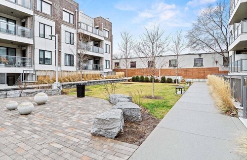 Mimico Casa | Bright cozy room in Mimico, train/bus/subway/grocery/restaurants on doorstep