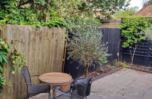 Crouch End Casa | Habitación doble luminosa en el norte de Londres con baño.