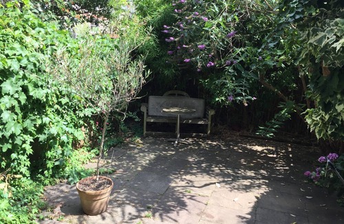 Crouch End Casa | Habitación doble luminosa en el norte de Londres con baño.