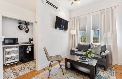 Westside Apartamento | Bright Downtown Apartment, Walkable to Everything!