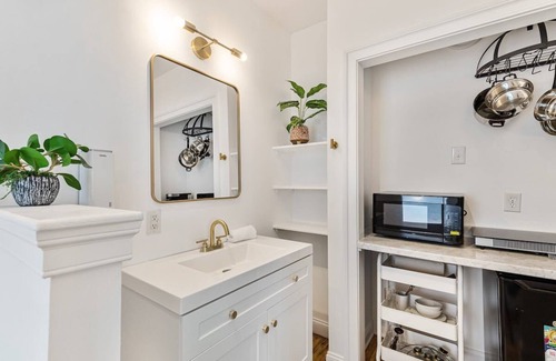 Westside Apartamento | Bright Downtown Apartment, Walkable to Everything!