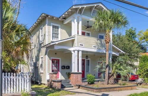 Westside Apartamento | Bright Downtown Apartment, Walkable to Everything!