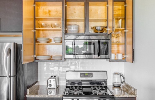 Evanston Apartamento | Bright Evanston 1BR w/ Pool & Gym, walk to Northwestern, by Blueground