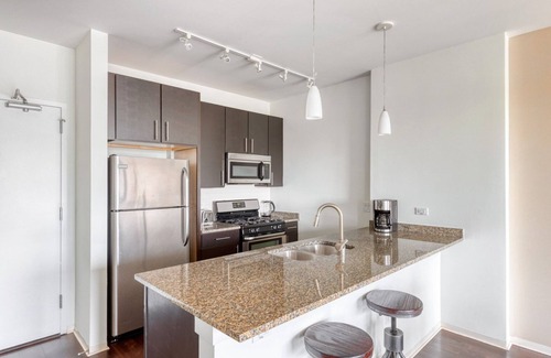 Evanston Apartamento | Bright Evanston 1BR w/ Pool & Gym, walk to Northwestern, by Blueground