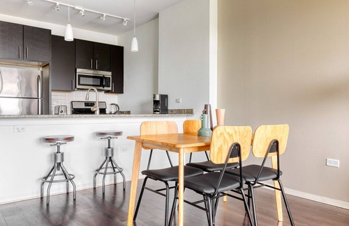 Evanston Apartamento | Bright Evanston 1BR w/ Pool & Gym, walk to Northwestern, by Blueground