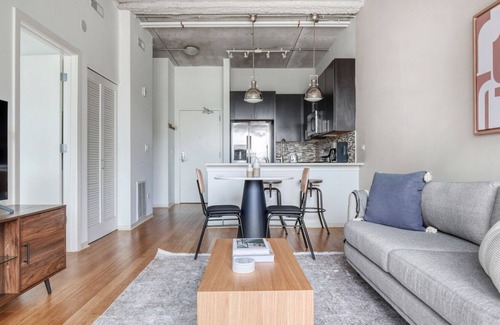 Evanston Apartamento | Bright Evanston 1BR w/ Pool & Gym, walk to Northwestern, by Blueground