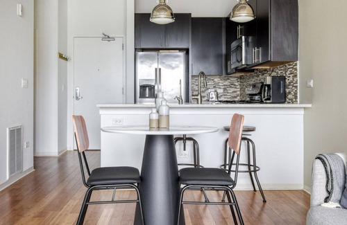 Evanston Apartamento | Bright Evanston 1BR w/ Pool & Gym, walk to Northwestern, by Blueground