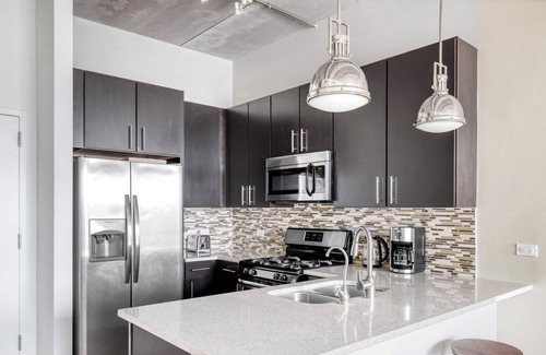Evanston Apartamento | Bright Evanston 1BR w/ Pool & Gym, walk to Northwestern, by Blueground