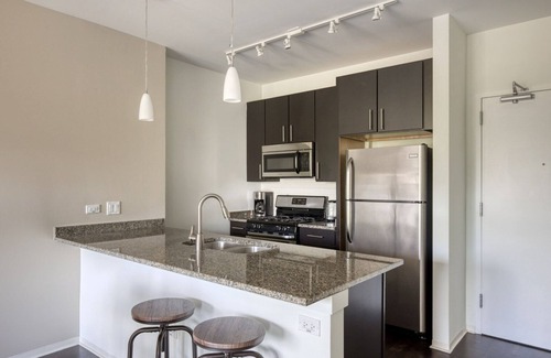 Evanston Apartamento | Bright Evanston 1BR w/ Pool & Gym, walk to Northwestern, by Blueground