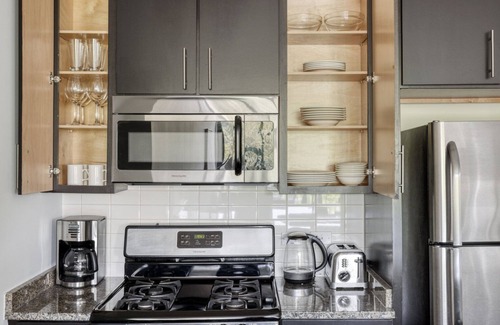 Evanston Apartamento | Bright Evanston 1BR w/ Pool & Gym, walk to Northwestern, by Blueground
