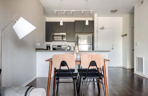 Evanston Apartamento | Bright Evanston 1BR w/ Pool & Gym, walk to Northwestern, by Blueground