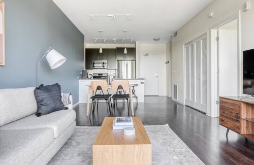 Evanston Apartamento | Bright Evanston 1BR w/ Pool & Gym, walk to Northwestern, by Blueground
